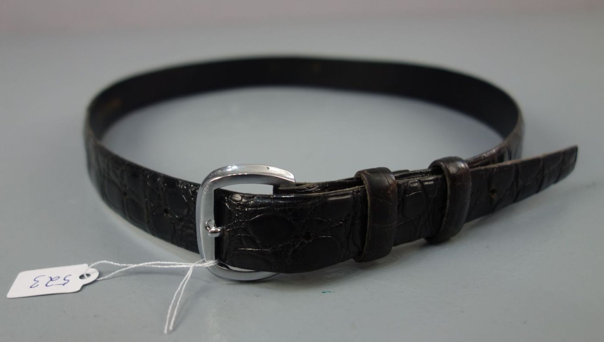 SCHWARZER KROKO-LEDERGÜRTEL / leather belt, bez. "Made in Italy / c. wirschke". Schmaler