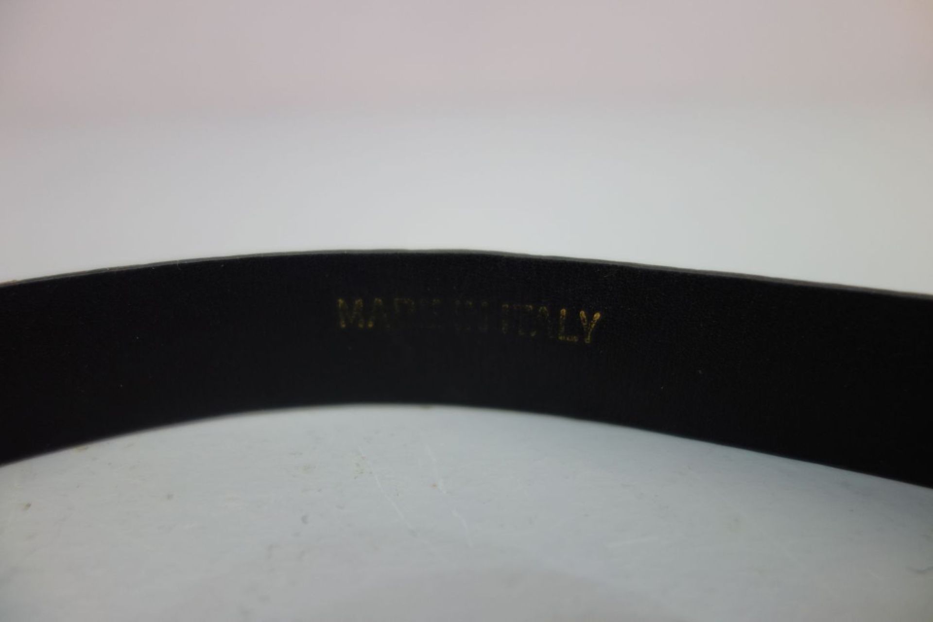 SCHWARZER KROKO-LEDERGÜRTEL / leather belt, bez. "Made in Italy / c. wirschke". Schmaler - Bild 2 aus 5