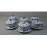 6 SUPPENTASSEN MIT DECKELN UND UNTERTELLERN / six soup bowls, "MUSSELMALET VOLLSPITZE", Porzellan,