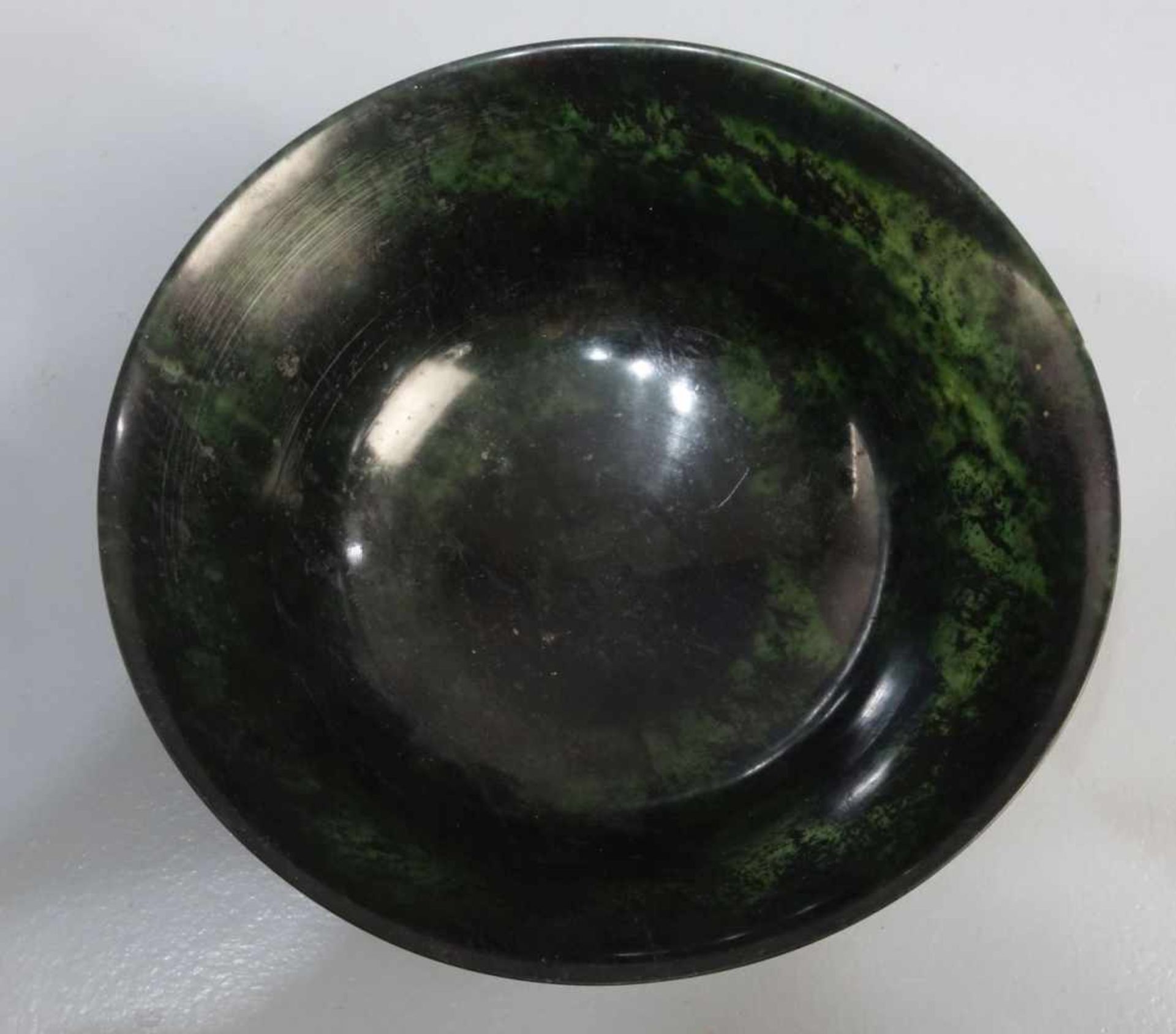 JADE - SCHALE / jade bowl, "spinatgrüne" bis dunkelgrüne Jade. Tief gemuldete Schale mit - Bild 2 aus 2