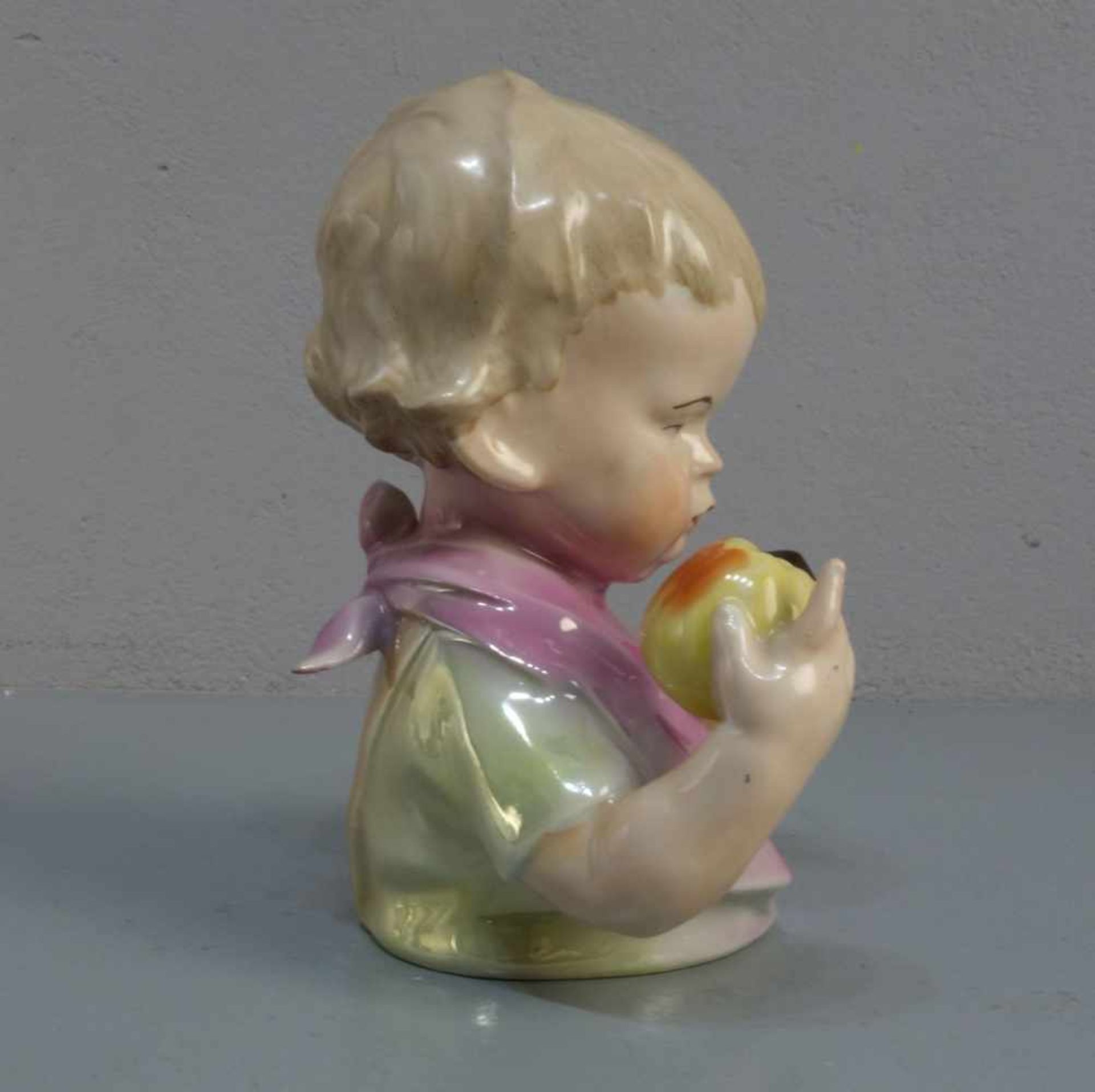 PORZELLANFIGUR / porcelain figure: "Büste eines Kindes mit Apfel und Keks", Porzellan, undeutlich - Bild 4 aus 5