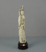 GUAN YIN, Elfenbein, geschnitzt, auf Holzpostament; China, späte Qing Dynastie, um 1900, unter dem