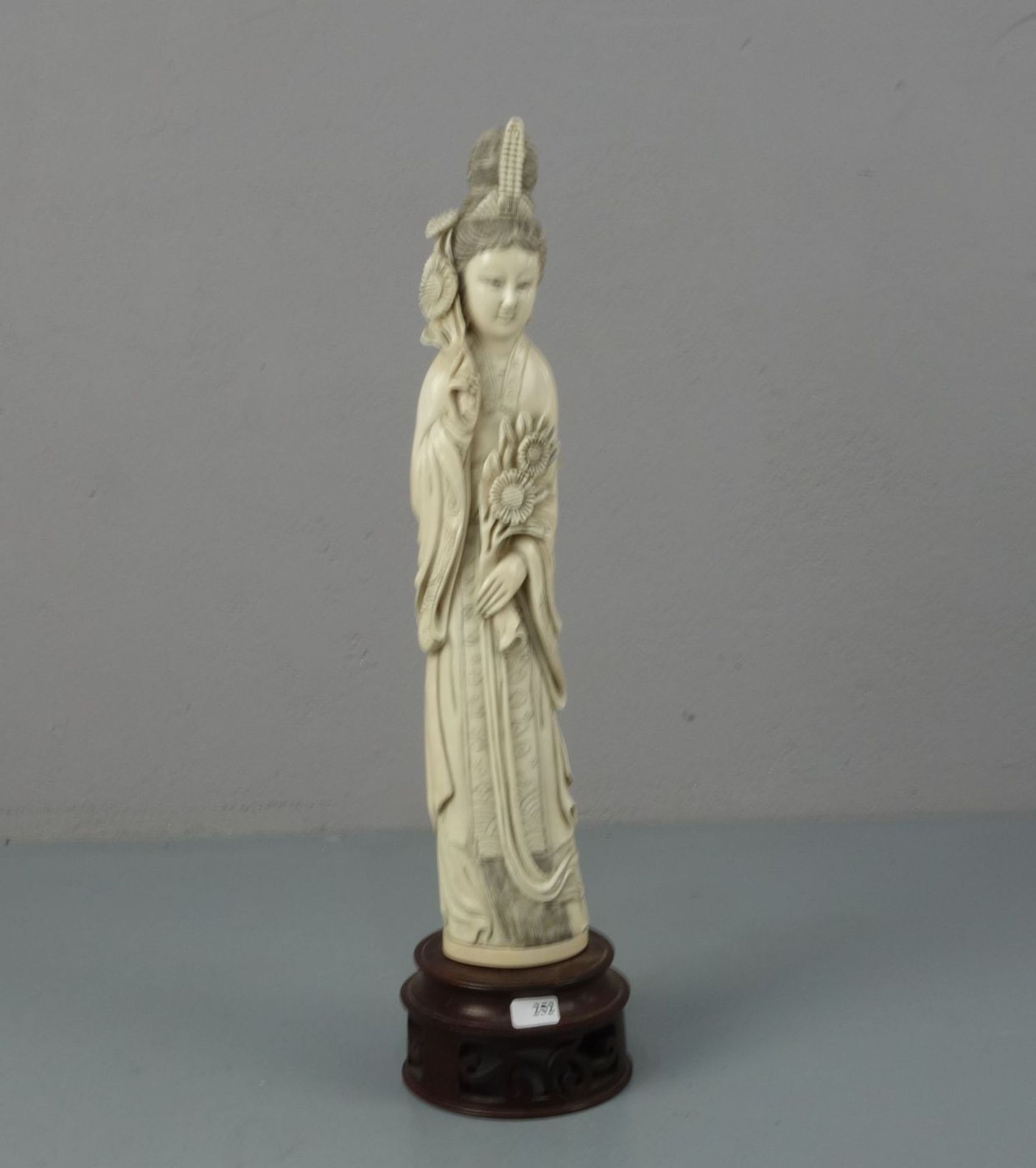 GUAN YIN, Elfenbein, geschnitzt, auf Holzpostament; China, späte Qing Dynastie, um 1900, unter dem