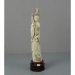 GUAN YIN, Elfenbein, geschnitzt, auf Holzpostament; China, späte Qing Dynastie, um 1900, unter dem