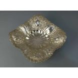 SILBERNE KARREESCHALE / silver bowl, 900er Silber (1133,5 g), gepunzt mit Feingehaltsangabe und