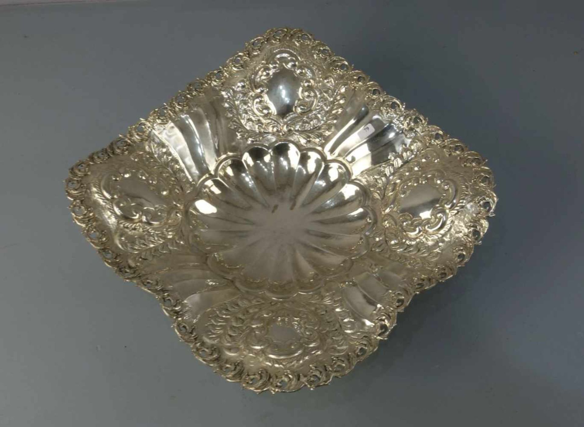 SILBERNE KARREESCHALE / silver bowl, 900er Silber (1133,5 g), gepunzt mit Feingehaltsangabe und
