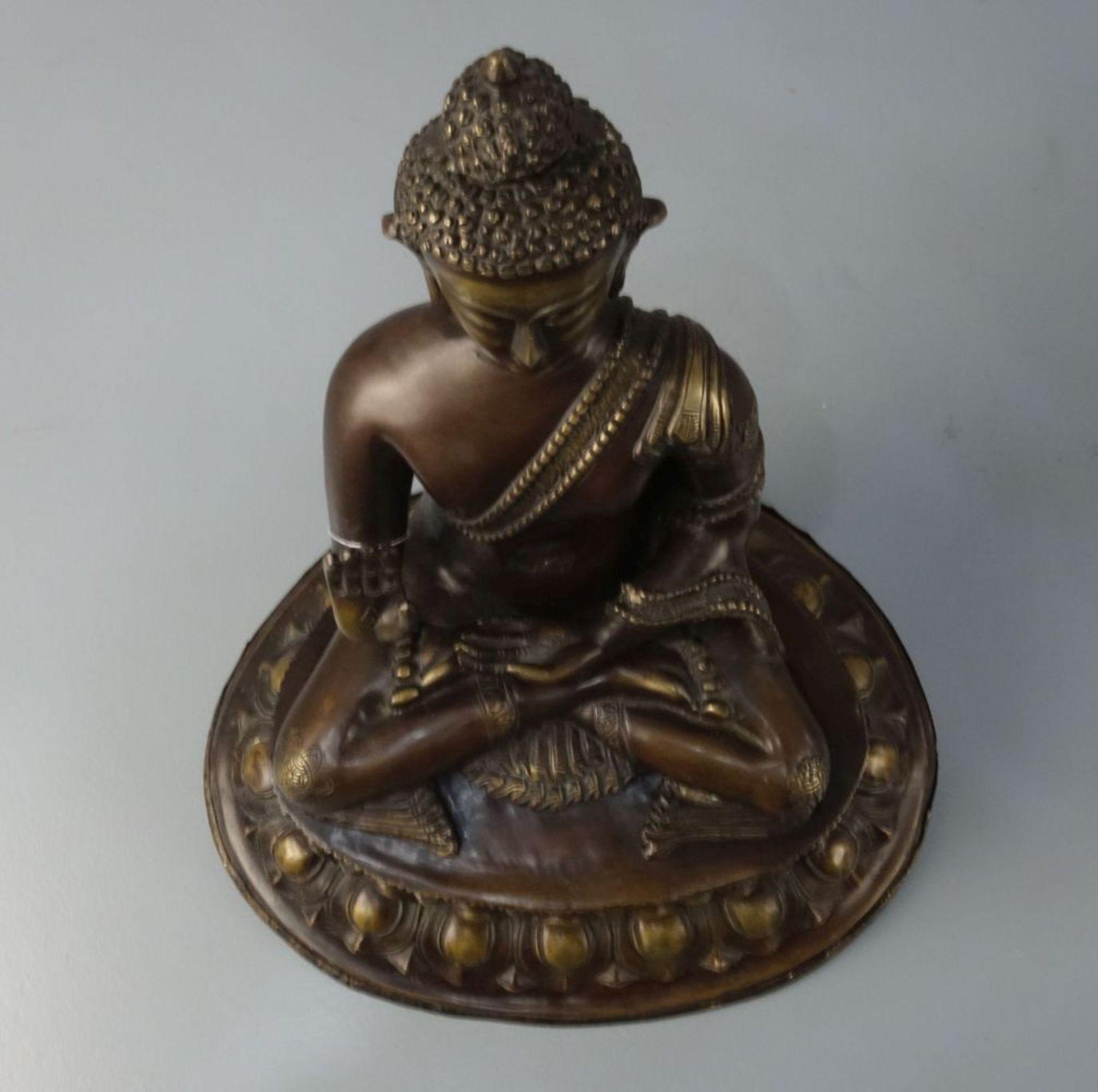 BUDDHA AMOGHASIDDI, Bronze, hellbraun bis goldfarben patiniert, wohl sinotibetisch. Leicht - Bild 6 aus 6