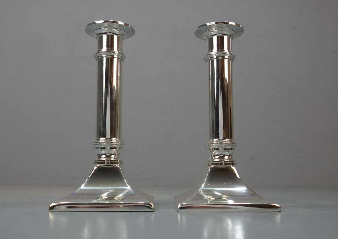 PAAR LEUCHTER / TISCHLEUCHTER / plated candle stands, versilbertes Metall. Konischer Karreestand, - Image 3 of 3