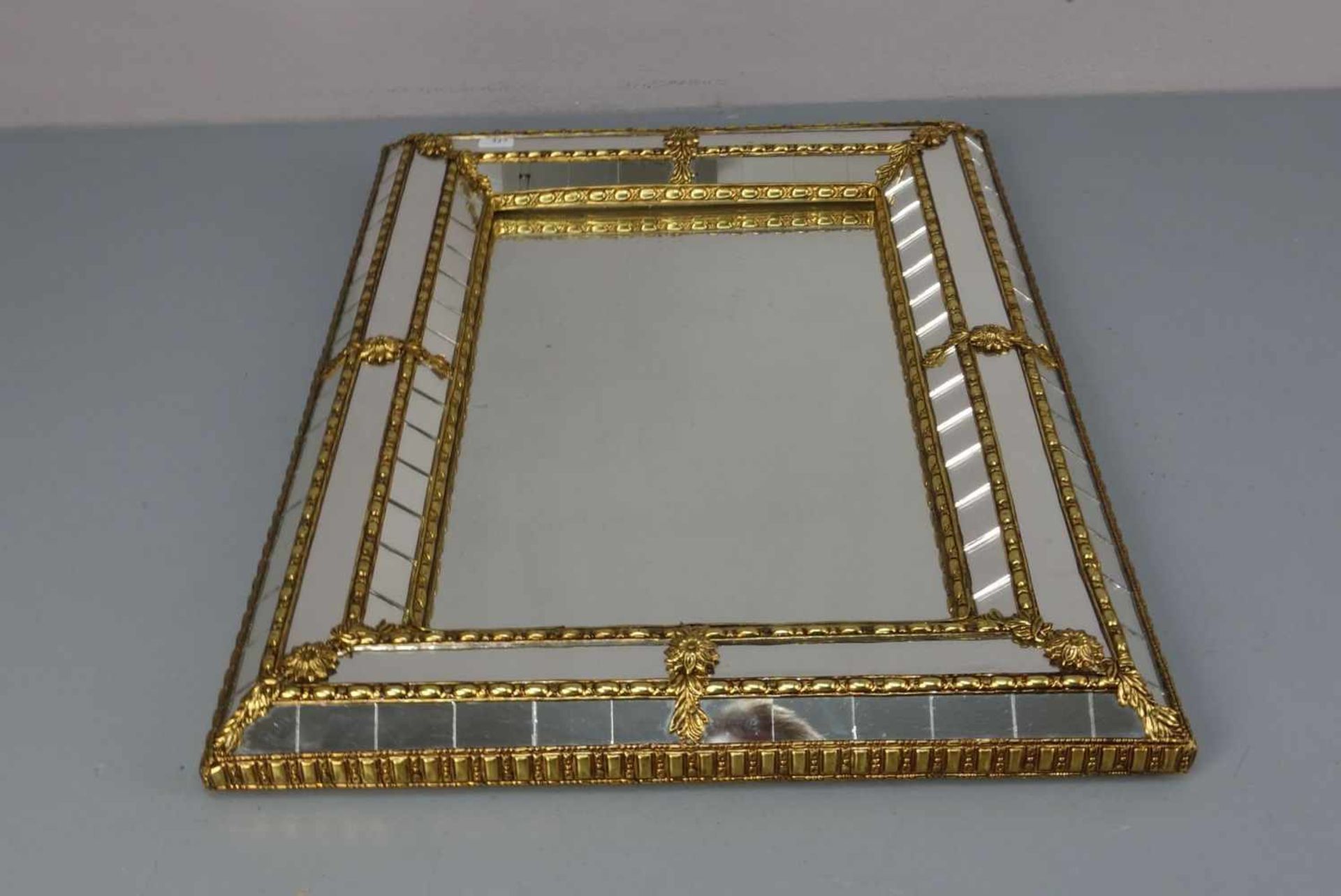 SPIEGEL / mirror, mit verspiegelter Rahmung und messingfarbenen Metallmonturen. H. 44,5 x B. 32 x T. - Bild 2 aus 3