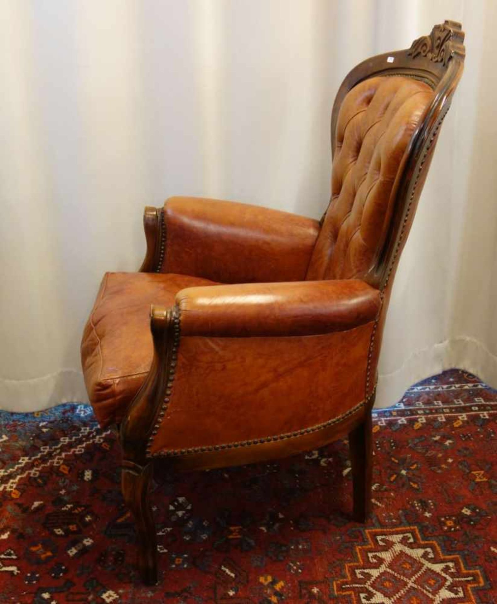 SESSEL / armchair, im Chippendale-Stil, 2. Hälfte 20. Jh.; geschweifter Zargenrahmen aus Nussbaum - Bild 3 aus 5