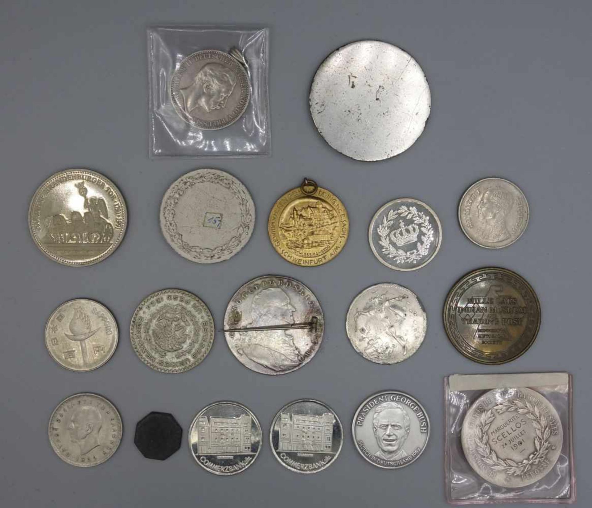 KONVOLUT MEDAILLEN UND GEDENKMÜNZEN / medals, Legierungen aus vergoldetem Metall, Aluminium, - Bild 2 aus 2