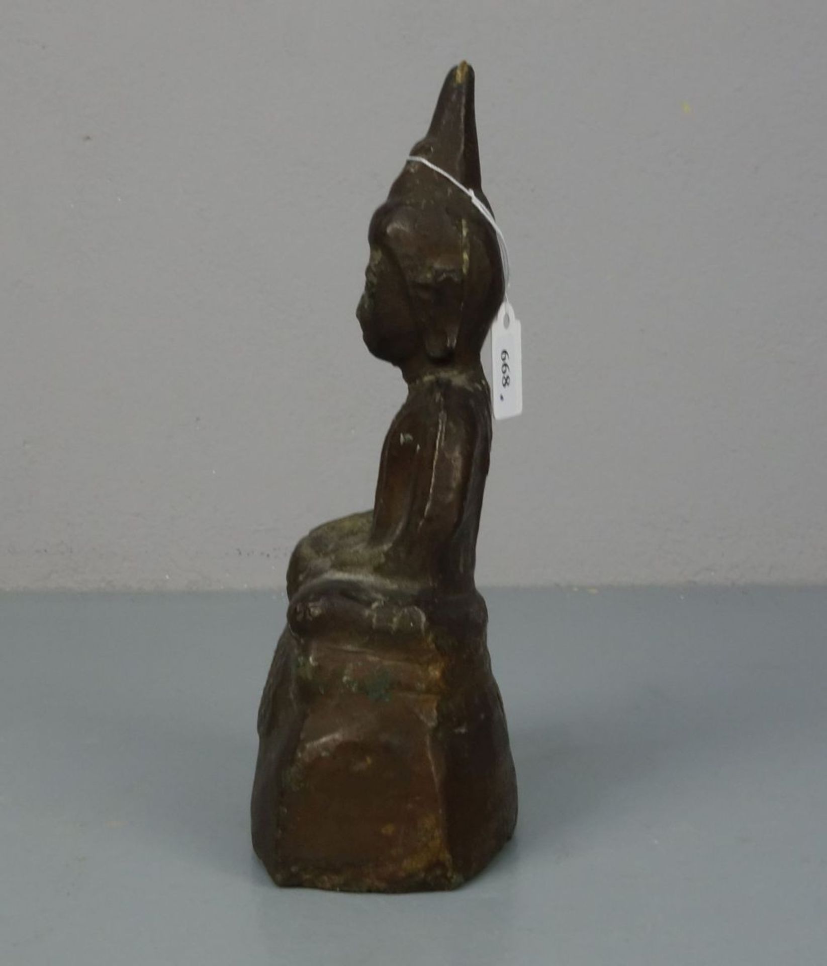 SKULPTUR / sculpture: "Buddha", in seltenerer Ausführung aus "Stucco" / gebranntem Ton bzw. Lehm mit - Image 2 of 5
