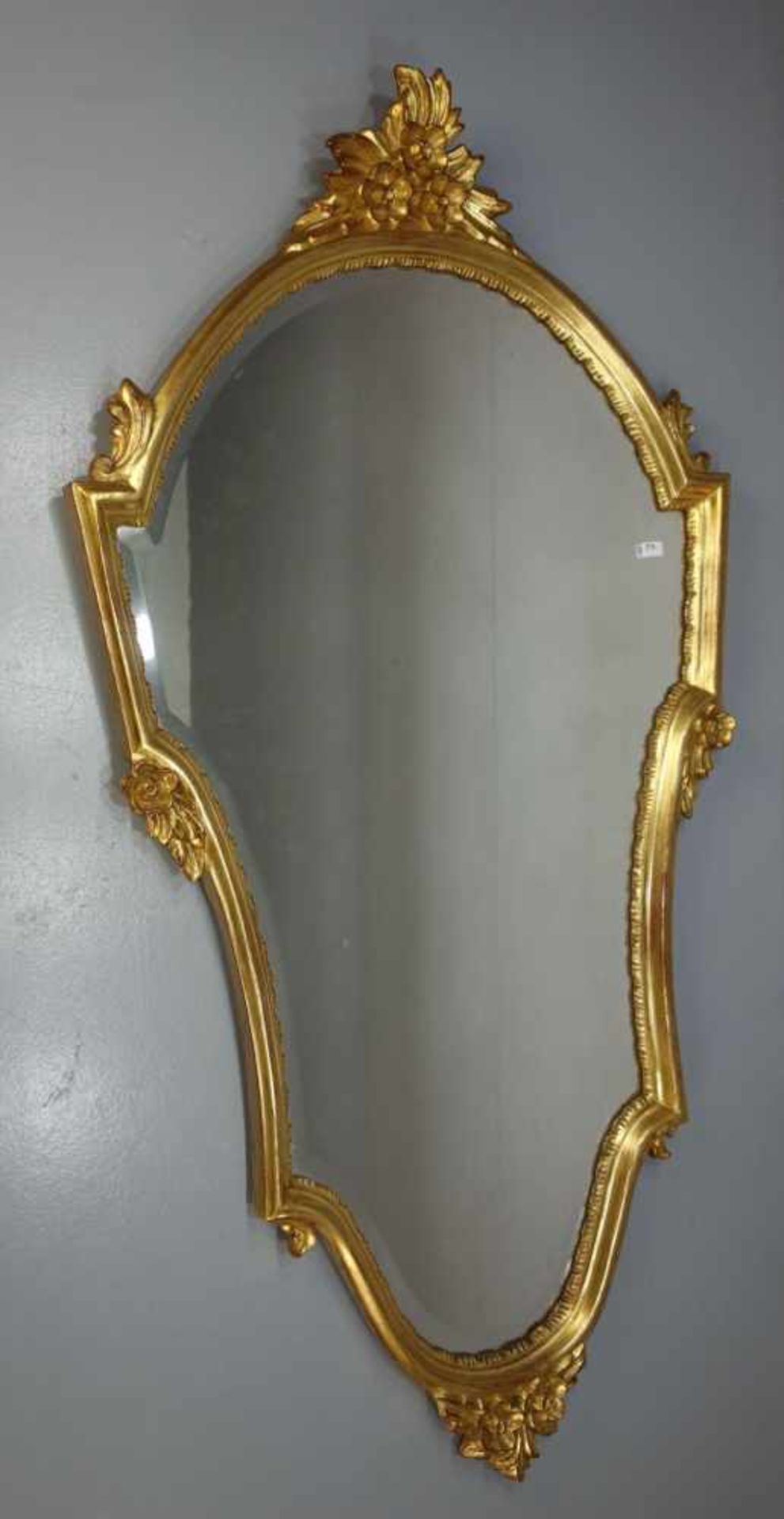 SPIEGEL / SALONSPIEGEL in barocken Formen / mirror, 2. Hälfte 20. Jh.; facettierter und mehrpassig