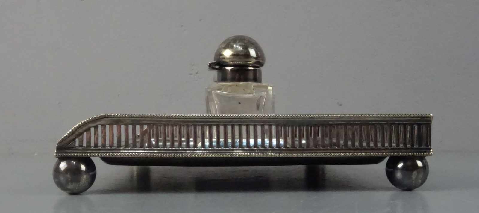 TINTENFASS / SCHREIBTISCHAUFSATZ / inkstand, versilbertes Metall und Kristallglas, wohl - Image 3 of 3