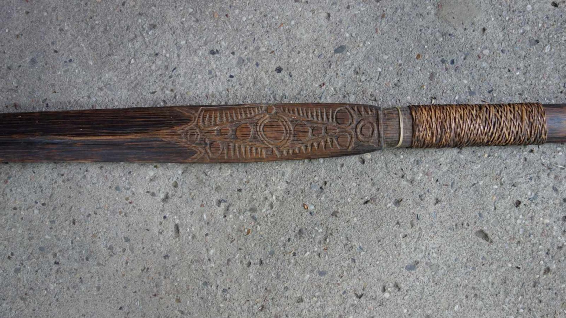 SPEER / WURFSPIESS / spear, Holz und Flachs, Papua Neuguinea oder Afrika, 20. Jh.. Großer, konisch - Bild 2 aus 6