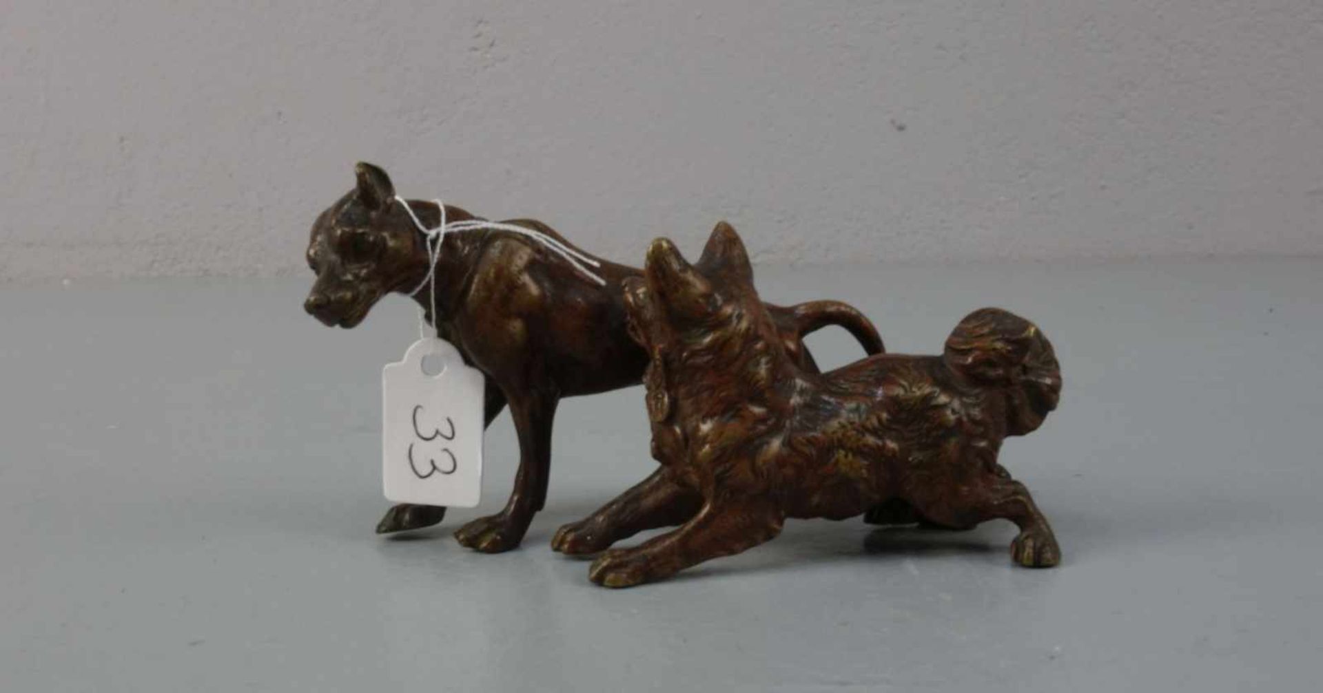 WIENER BRONZE / SKULPTUR / sculpture: "Laufende Hunde", Bronze, hellbraun patiniert und mit