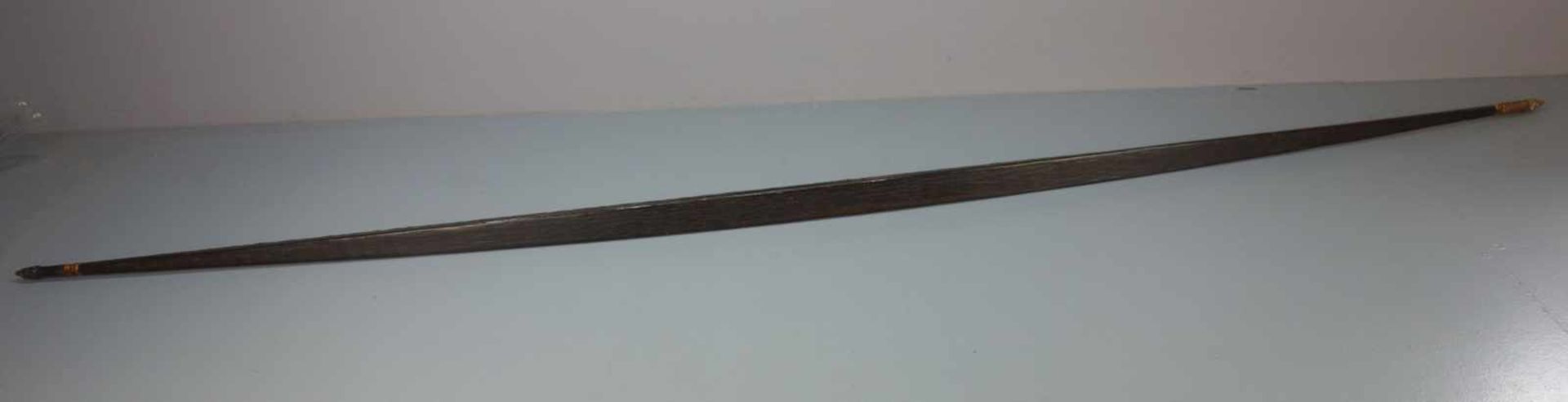 BOGEN / bow, Holz, wohl Papua Neuguinea, 20. Jh.; Bogenrücken braun gefasst, Bogenbauch lasiert. - Bild 3 aus 5