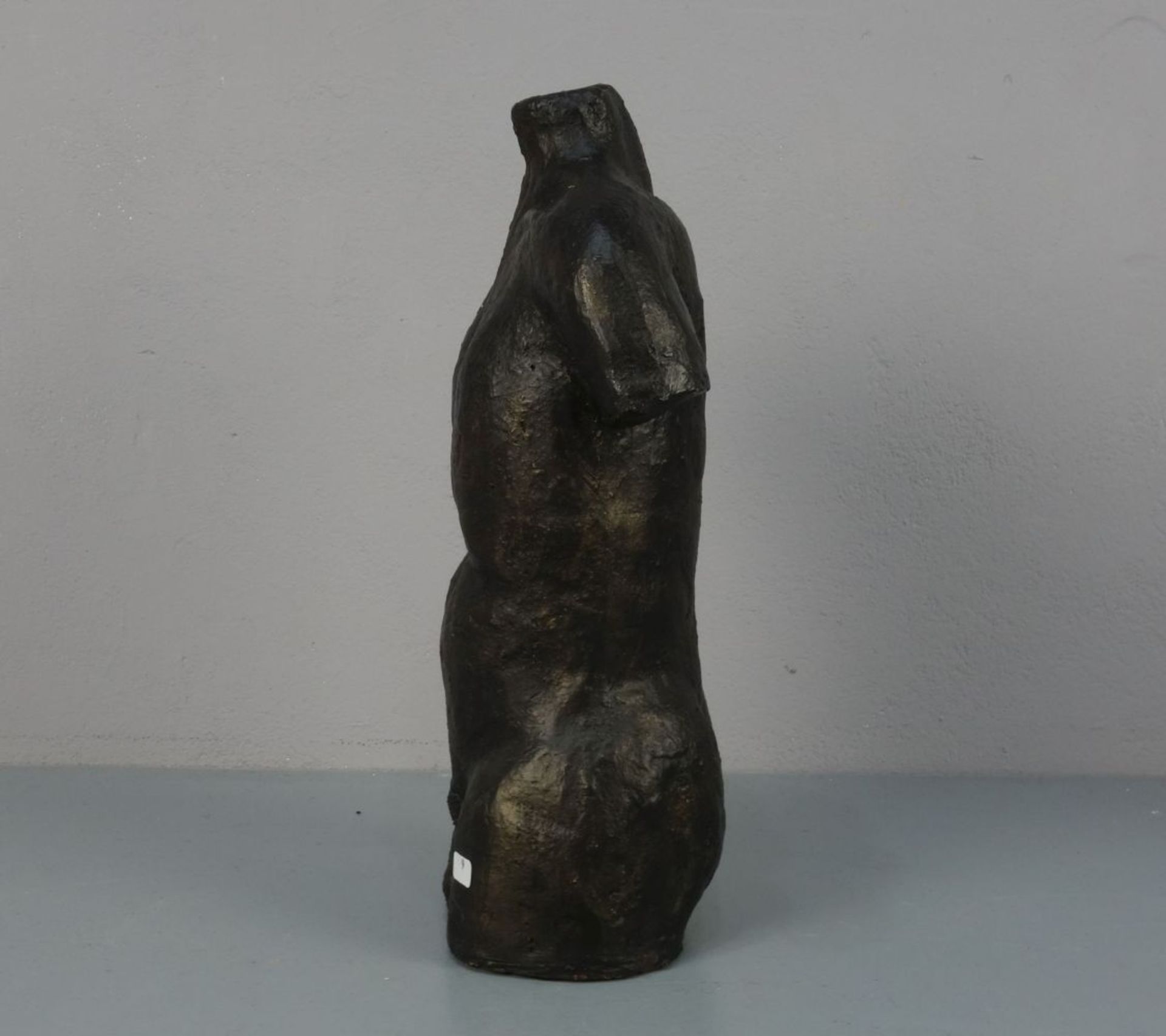 BILDHAUER / KERAMIKER DES 20./21. Jh.: Skulptur / sculpture: "Männlicher Torso", Keramik, - Bild 2 aus 5