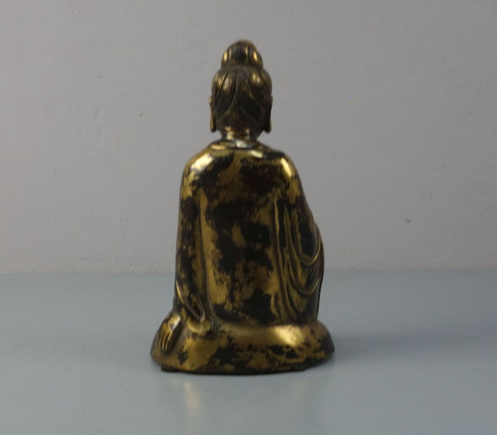 BUDDHA, Bronze, hohl gegossen und dunkelbraun patiniert und vergoldet / mit Goldlackfassung. - Image 3 of 6