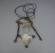 BERBER-SCHMUCK: Kette mit Anhänger / oriental jewellery, Marokko, Leder und versilbertes Metall (110
