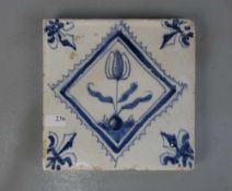 BAROCK-FLIESE "Tulpe in Raute" / HOLLÄNDISCHE FAYENCE - FLIESE / WANDFLIESE / tegel / tile, wohl 17.