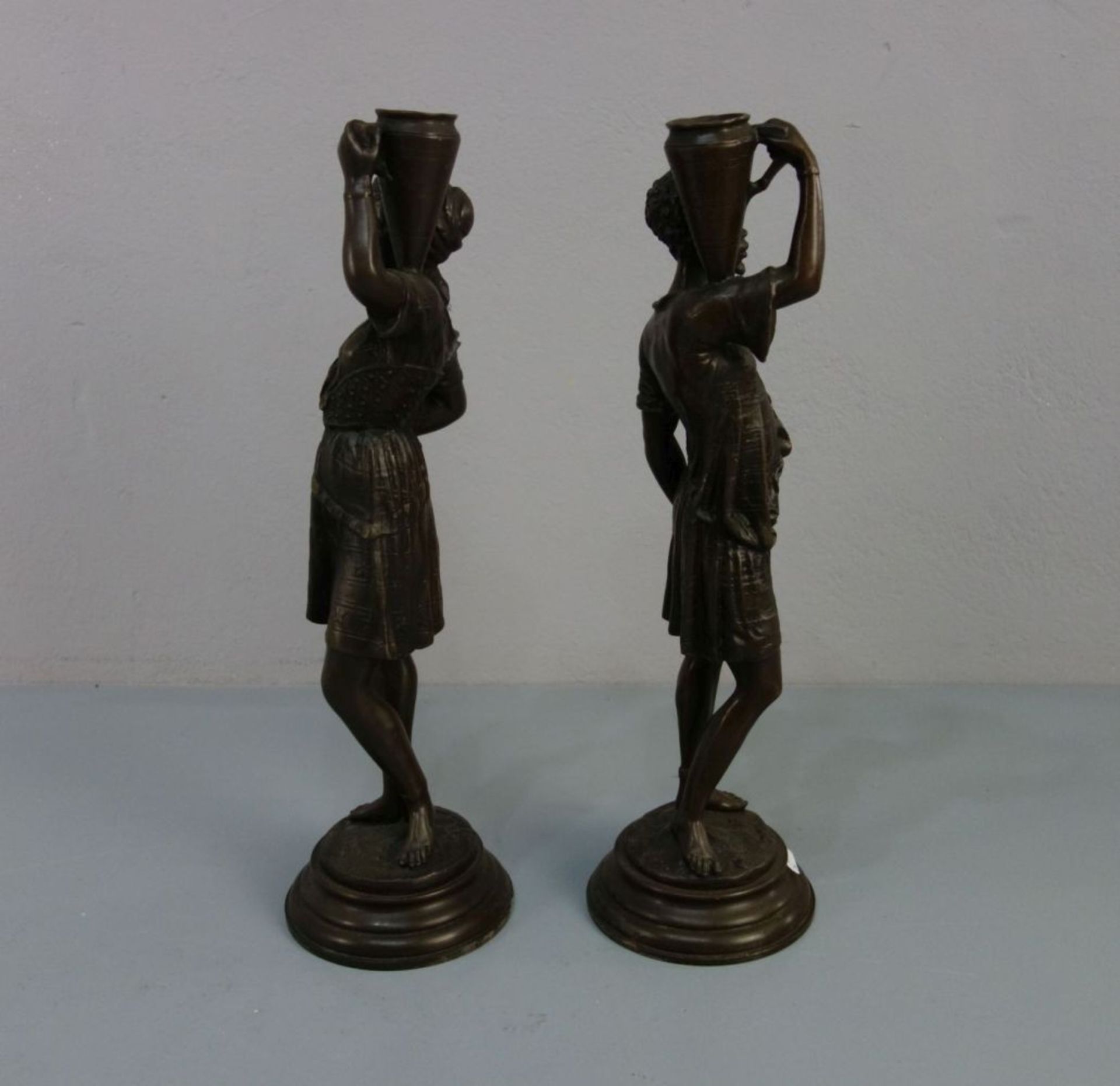 BILDHAUER DES 20. Jh., Skulpturenpaar / pair of sculptures: "Figürliches Leuchterpaar / Paar ' - Bild 4 aus 4