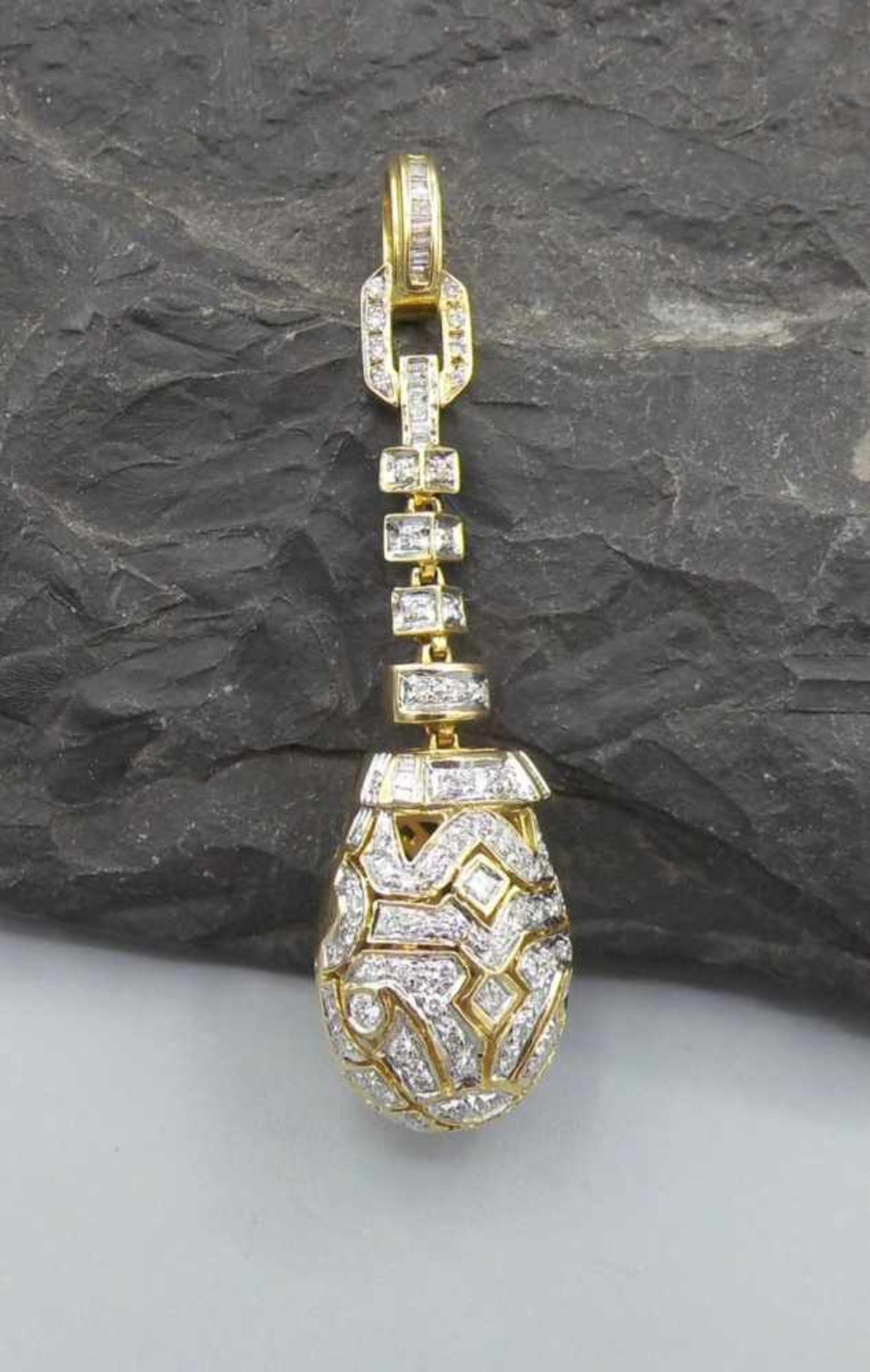EXKLUSIVER ANHÄNGER MIT BRILLANTBESATZ / pendant, in 750er Gelbgoldfassung (12 g), komplett