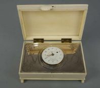 ELFENBEINSCHATULLE MIT FREIMAURERSYMBOLIK UND TISCHUHR / masonic watch in ivory and silver case (mit
