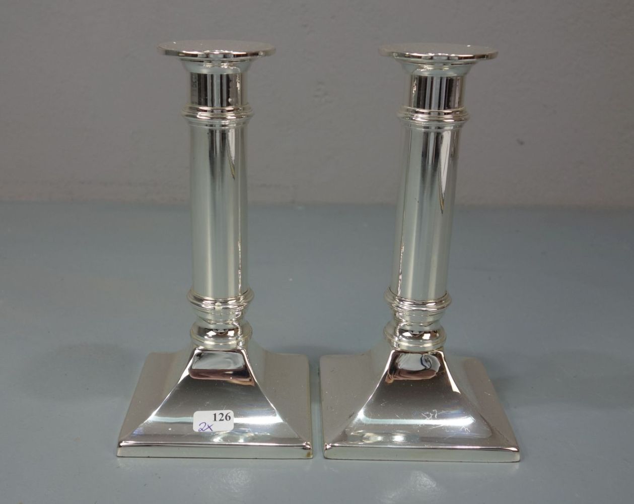 PAAR LEUCHTER / TISCHLEUCHTER / plated candle stands, versilbertes Metall. Konischer Karreestand,