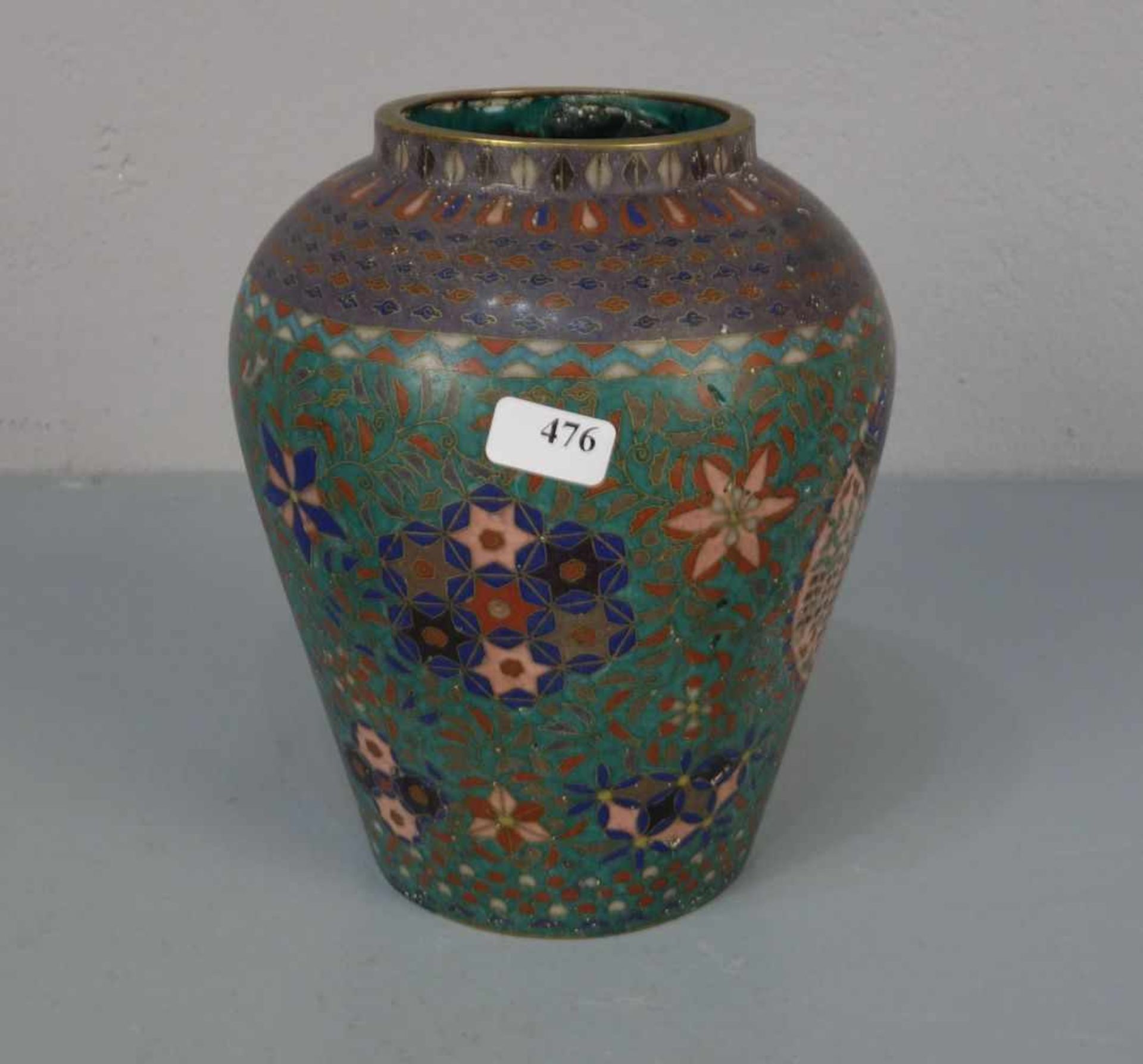 CLOISONNÉ VASE, Asien, wohl 1. H. 20. Jh., polychromes Emaille in Cloisonne-Technik über Kupfer.