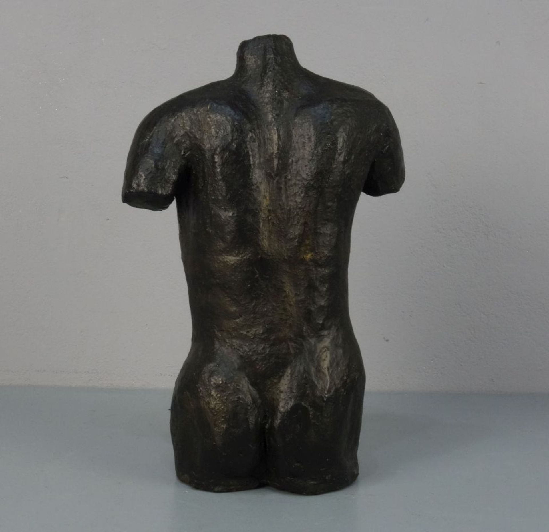 BILDHAUER / KERAMIKER DES 20./21. Jh.: Skulptur / sculpture: "Männlicher Torso", Keramik, - Bild 3 aus 5