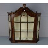 VITRINENSCHRANK / HÄNGEVITRINE, SOG. PRAHLHANS in barocken Formen., 2. Hälfte 20. Jh..