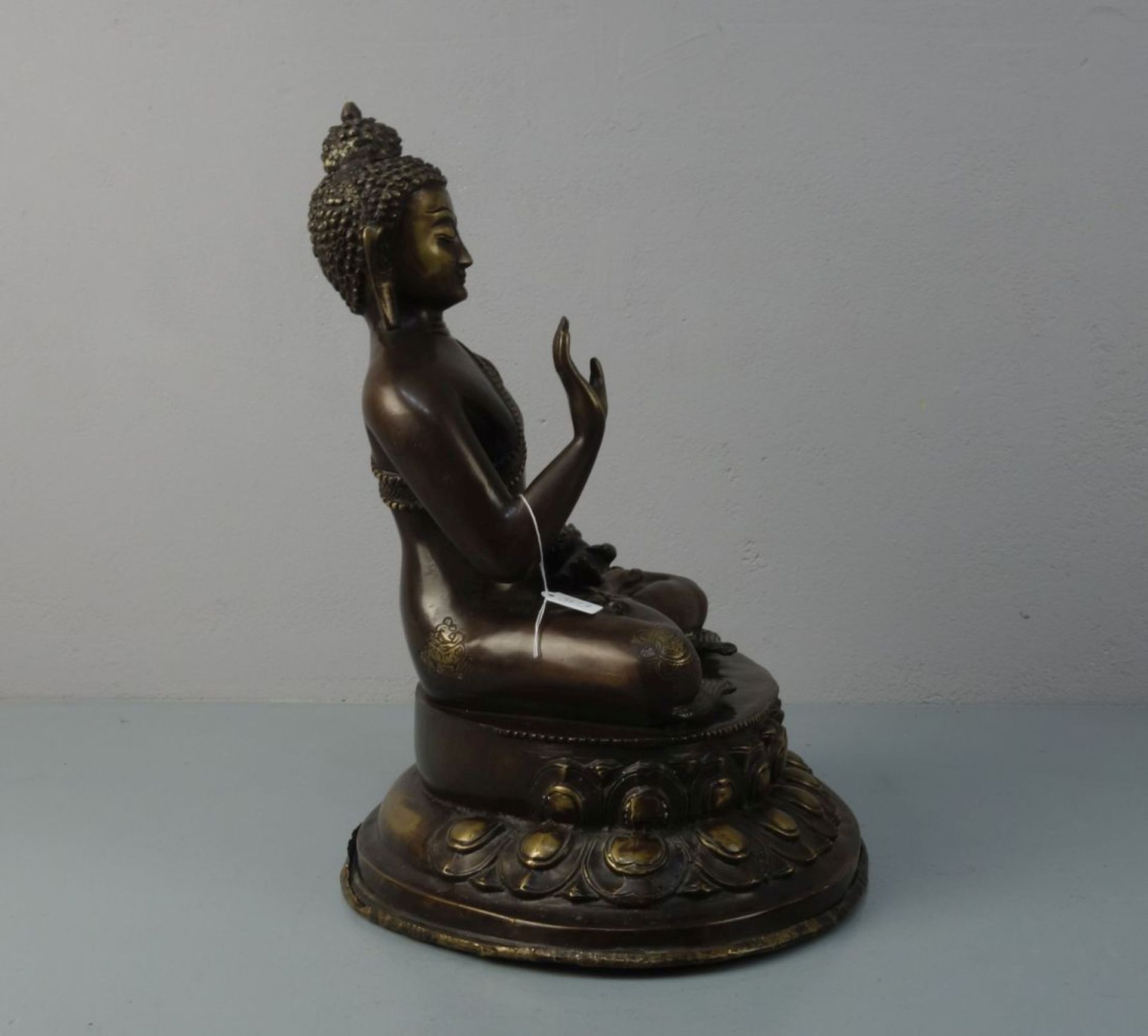 BUDDHA AMOGHASIDDI, Bronze, hellbraun bis goldfarben patiniert, wohl sinotibetisch. Leicht - Bild 4 aus 6