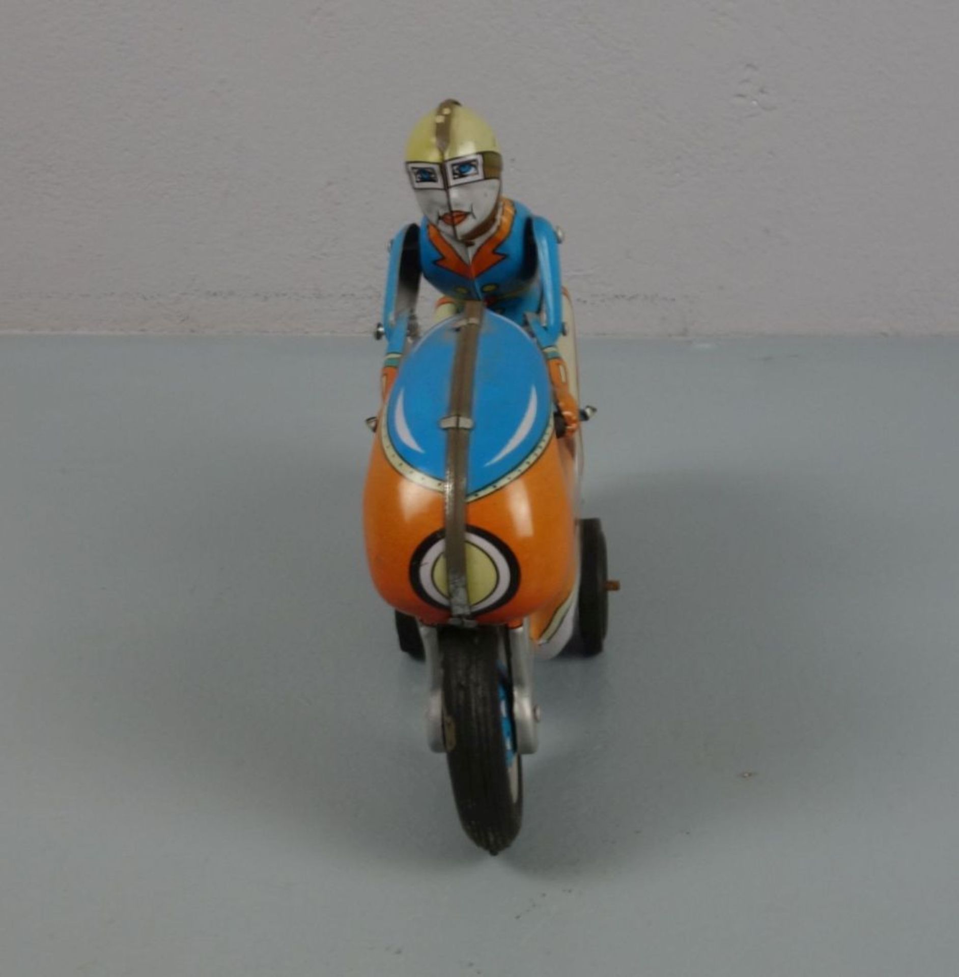 BLECHSPIELZEUG: "MOTORRADFAHRER", tin toy "cycler". Farbig gefasstes Blechspielzeug, gemarkt "DMI, - Bild 2 aus 4