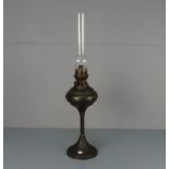 PETROLEUMLAMPE, bronzierter Zinkguss, Messingmonturen und Glaszylinder; um 1900. Konischer und