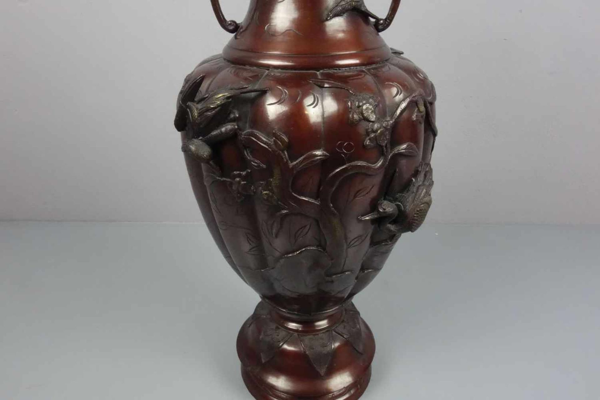 BODENVASE AUS METALL / chinese metal vase, China, 20. Jh., brüniertes Metall, unter dem Stand mit - Image 3 of 5