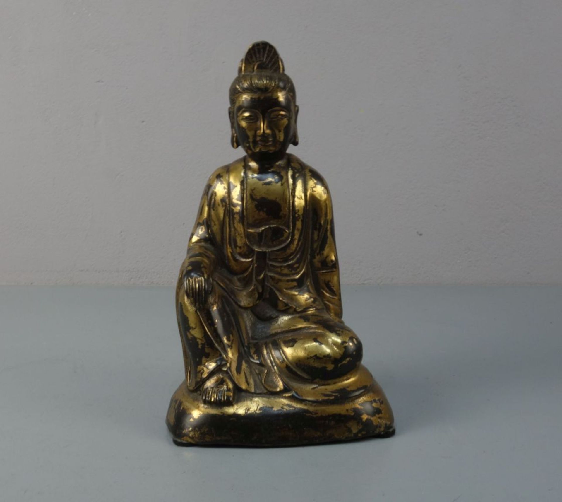 BUDDHA, Bronze, hohl gegossen und dunkelbraun patiniert und vergoldet / mit Goldlackfassung.