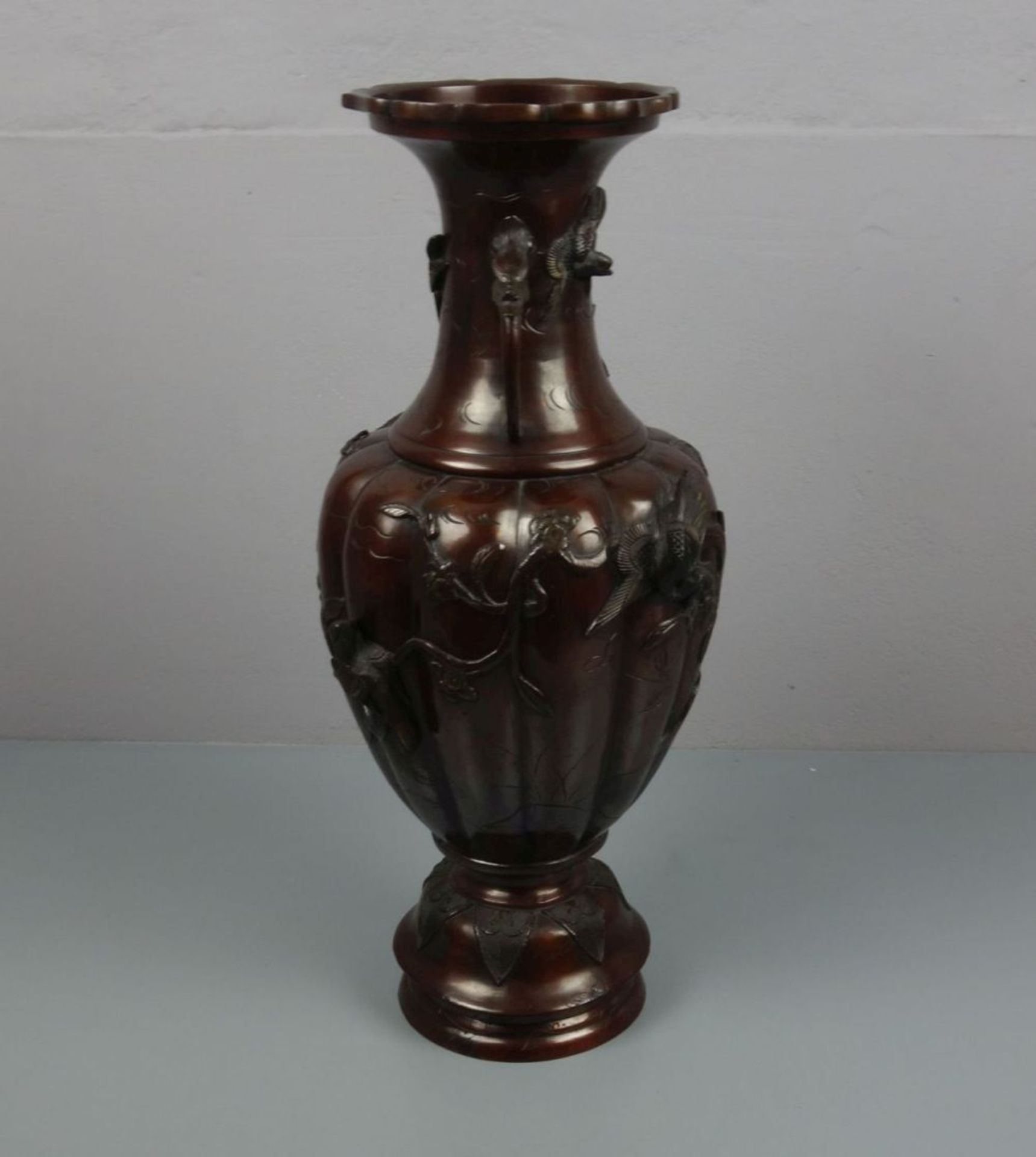 BODENVASE AUS METALL / chinese metal vase, China, 20. Jh., brüniertes Metall, unter dem Stand mit - Image 2 of 5