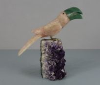 EDELSTEIN - SKULPTUR: "TUKAN / VOGEL" auf Stand aus Amethyst-Druse, zweiteilig, wohl Italien, 2.