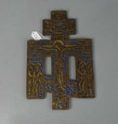 REISEIKONE, Messing, partiell blau emailliert. Christus am Kreuz, flankiert rechts von Johannes