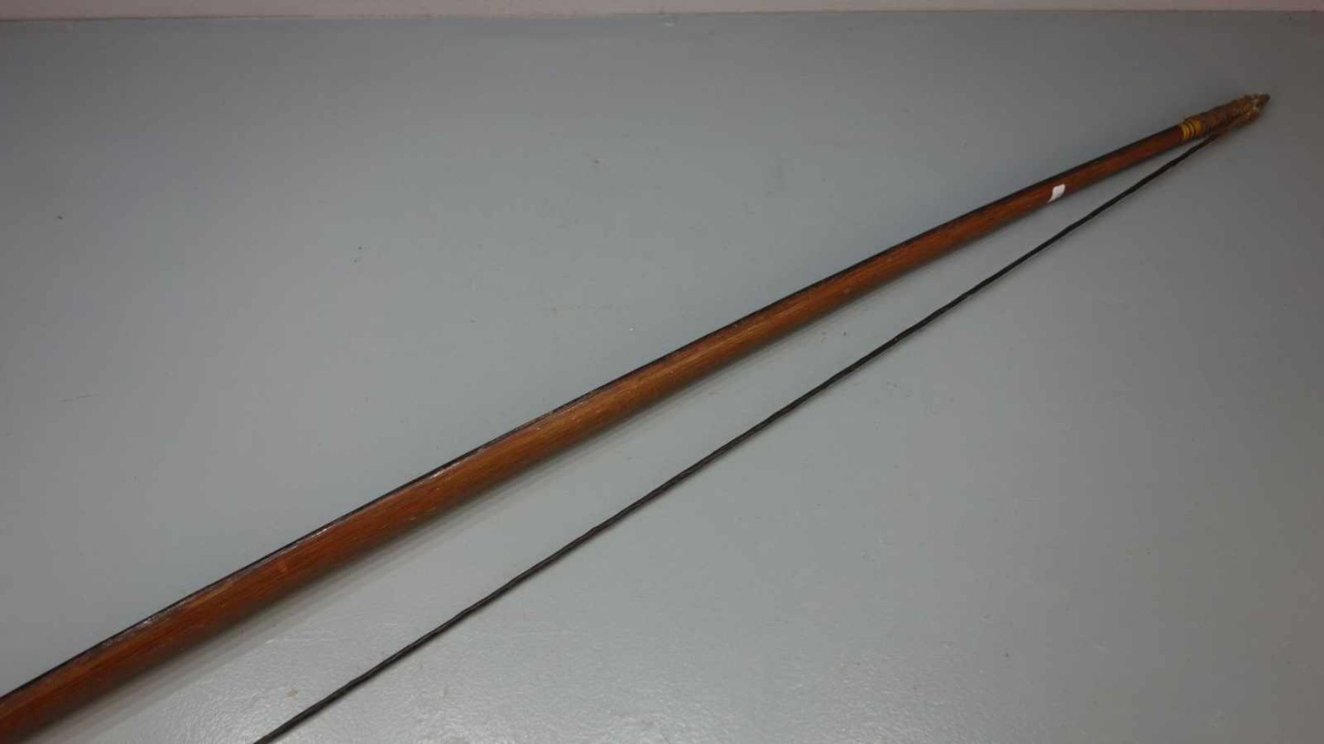 BOGEN / bow, Holz, wohl Papua Neuguinea, 20. Jh.; Bogenrücken braun gefasst, Bogenbauch lasiert. - Bild 4 aus 5