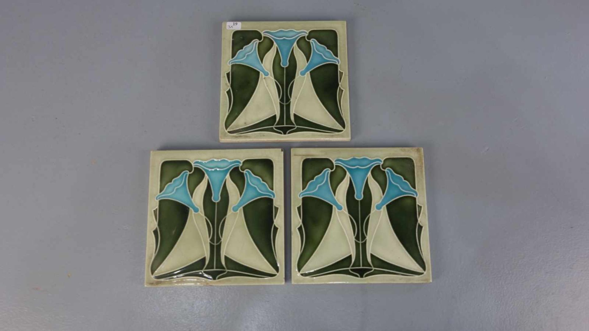 3 JUGENDSTILFLIESEN / art nouveau tiles, heller Scherben, um 1900, dreifarbig glasiert mit