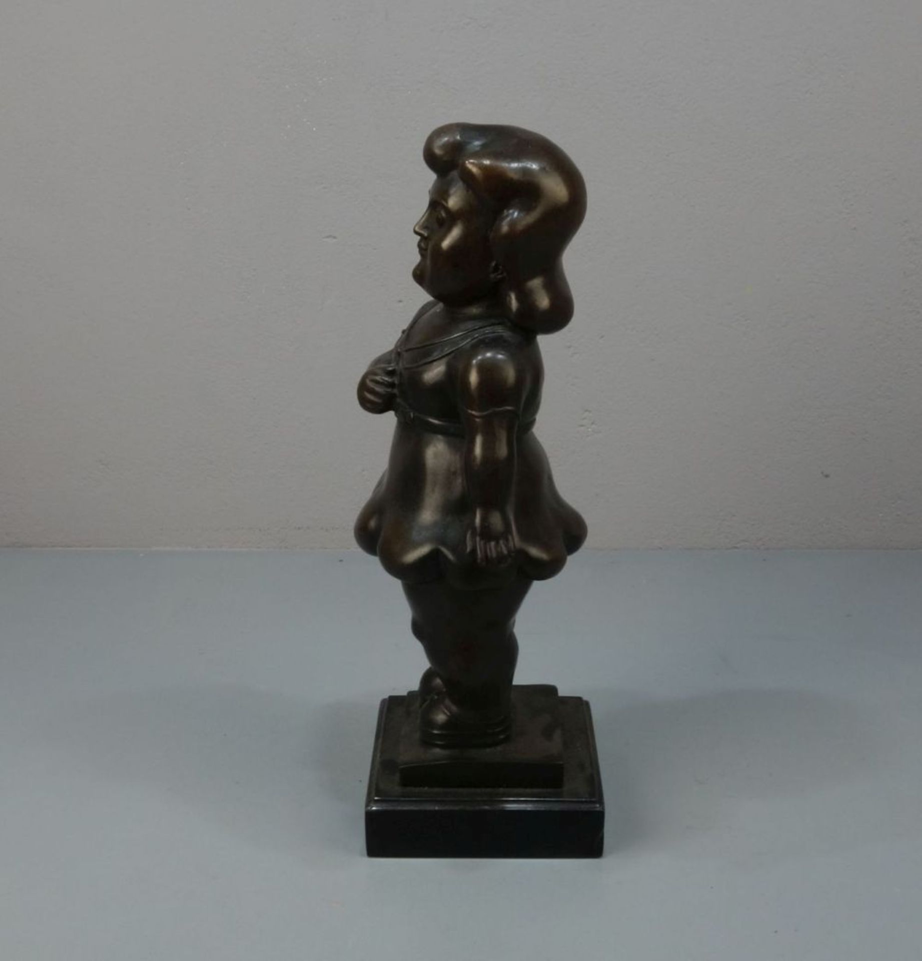 BILDHAUER DES 20. / 21. JH., Skulptur / sculpture: "Stehende", Bronze, dunkelbraun patiniert, auf - Bild 2 aus 4