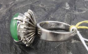 RING, besetzt mit Jade und Brillanten in Brillant- und Baguette-Schliff, 750er Weissgoldfassung (9