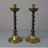 PAAR LEUCHTER / TISCHLEUCHTER / pair of candlestands, messingfarbenes Metall und Nussbaumholz,