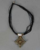 BERBER-SCHMUCK: KETTE / oriental jewellery, Taroudannt Marokko, Leder, versilbertes Metall und