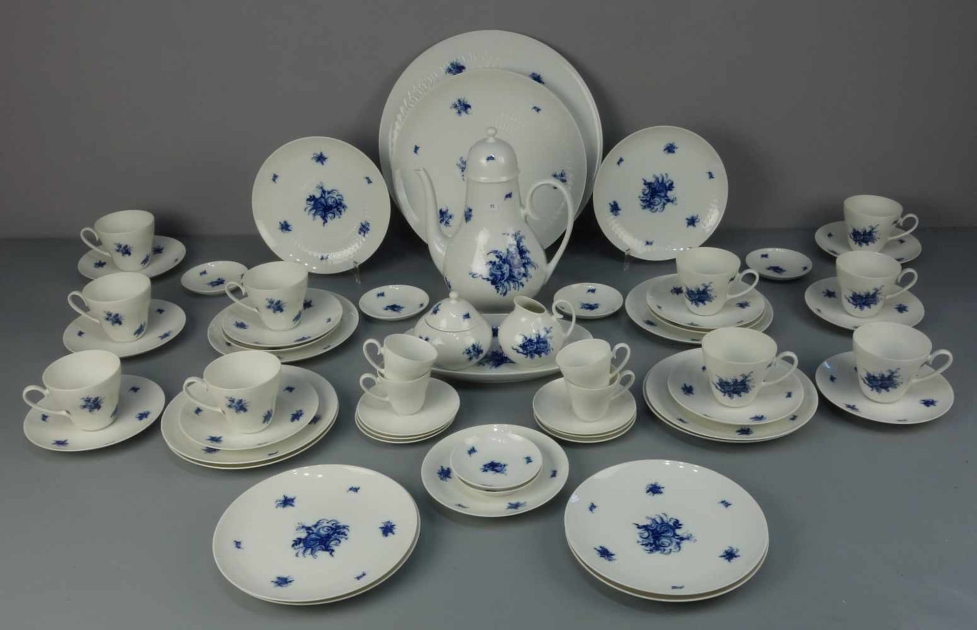 KAFFEE - ODER TEE - SERVICE "Romanze - blaue Blume" / coffee or tea set, Porzellan, Manufaktur