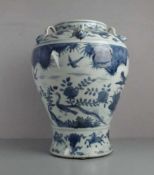 CHINESISCHE VASE, Porzellan (ungemarkt), späte Qing Dynastie / chinese vase, late Qing dynasty.