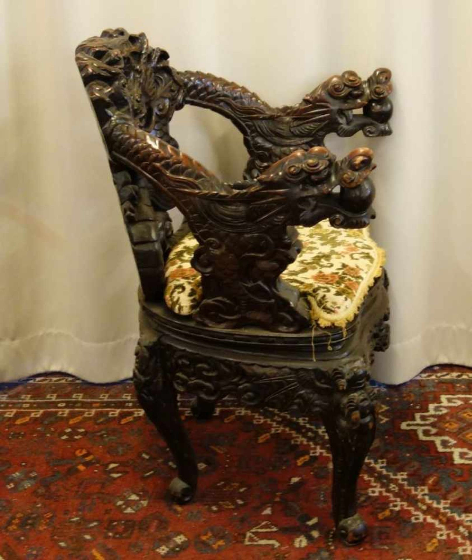 CHINESISCHER DRACHENSTUHL / SESSEL / ARMLEHNSTUHL / armchair, ebonisiertes rötliches Hartholz, reich - Image 2 of 5