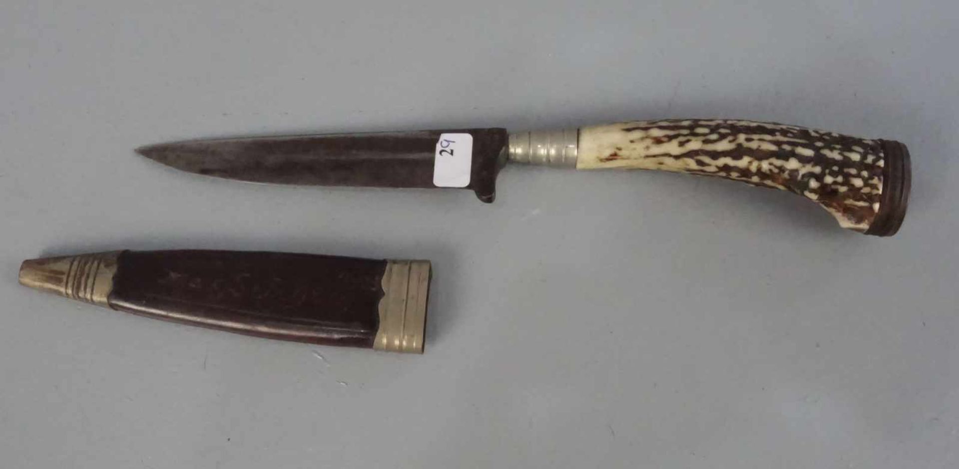 JAGDLICHES MESSER MIT SCHEIDE / knife, Bein, Metall und Leder. Griff aus Bein / Horn; auf der - Bild 3 aus 3